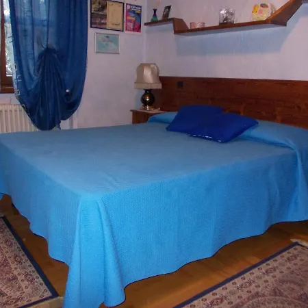 Les Hirondelles Bed & Breakfast