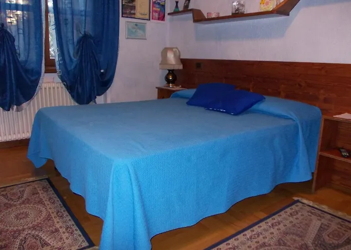 Les Hirondelles Bed & Breakfast